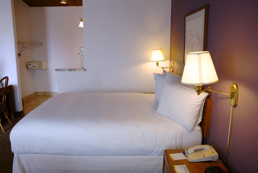 Days Inn Harbor View Сан-Диего Экстерьер фото
