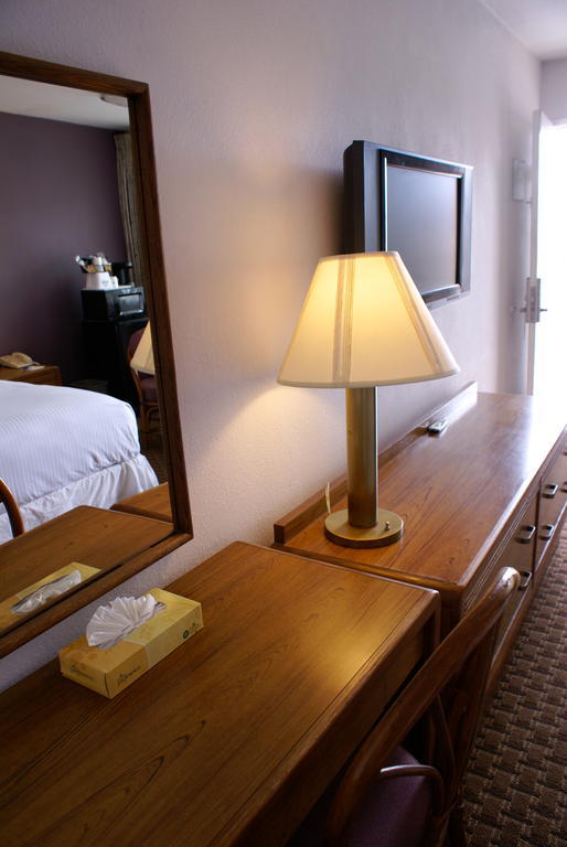 Days Inn Harbor View Сан-Диего Экстерьер фото