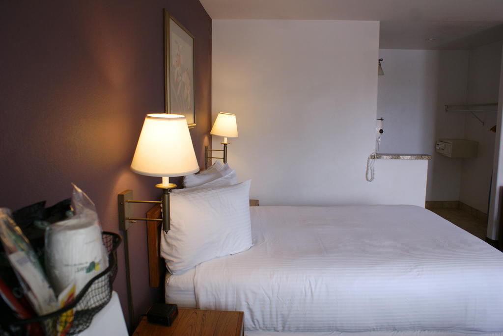 Days Inn Harbor View Сан-Диего Экстерьер фото